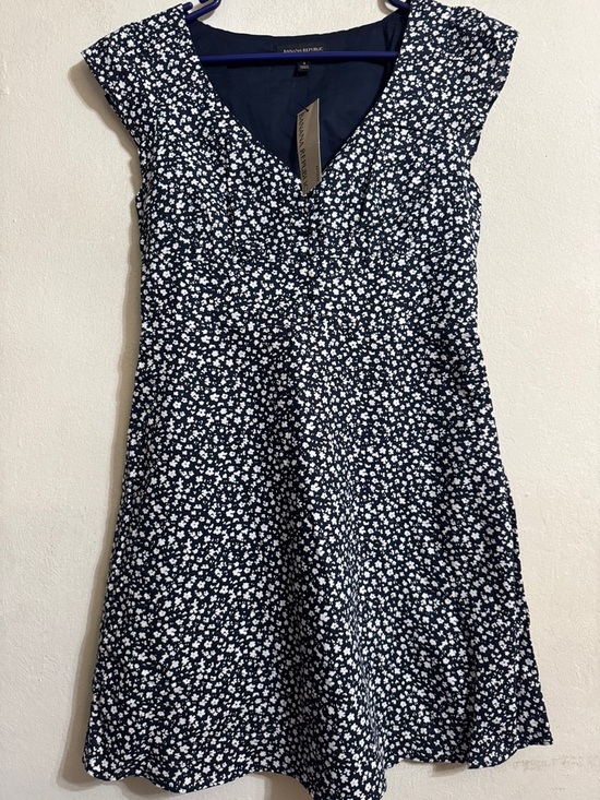 Banana Republic Dresses & Skirts - Banana Republic Navy and White Floral V-Neck Dress Size 6 NWT